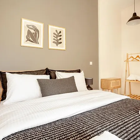 Apartment Whisper Flats By Oval